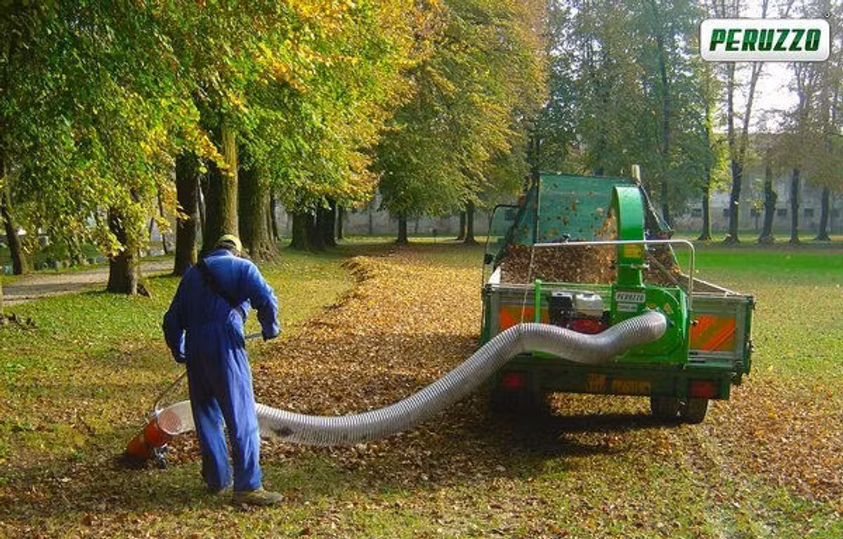 Aspirator de frunze montabil pe bortul remorcii (pentru captarea frunzelor in remorca)