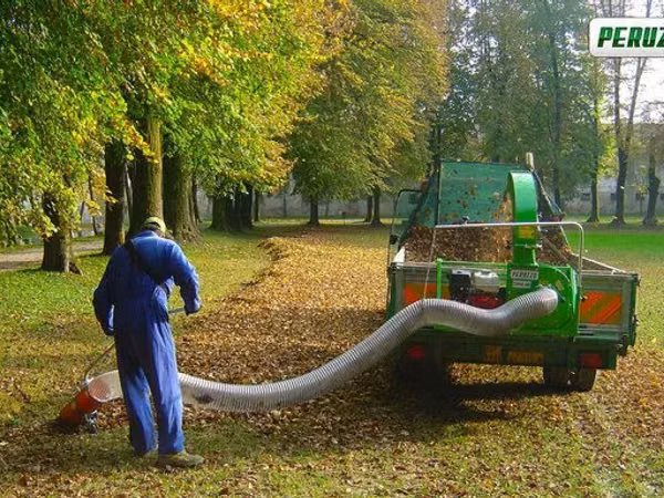 Aspirator de frunze montabil pe bortul remorcii (pentru captarea frunzelor in remorca)
